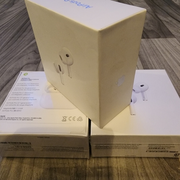 Airpods pro 2nd Generation with Charging Case - Picture 2 of 6
